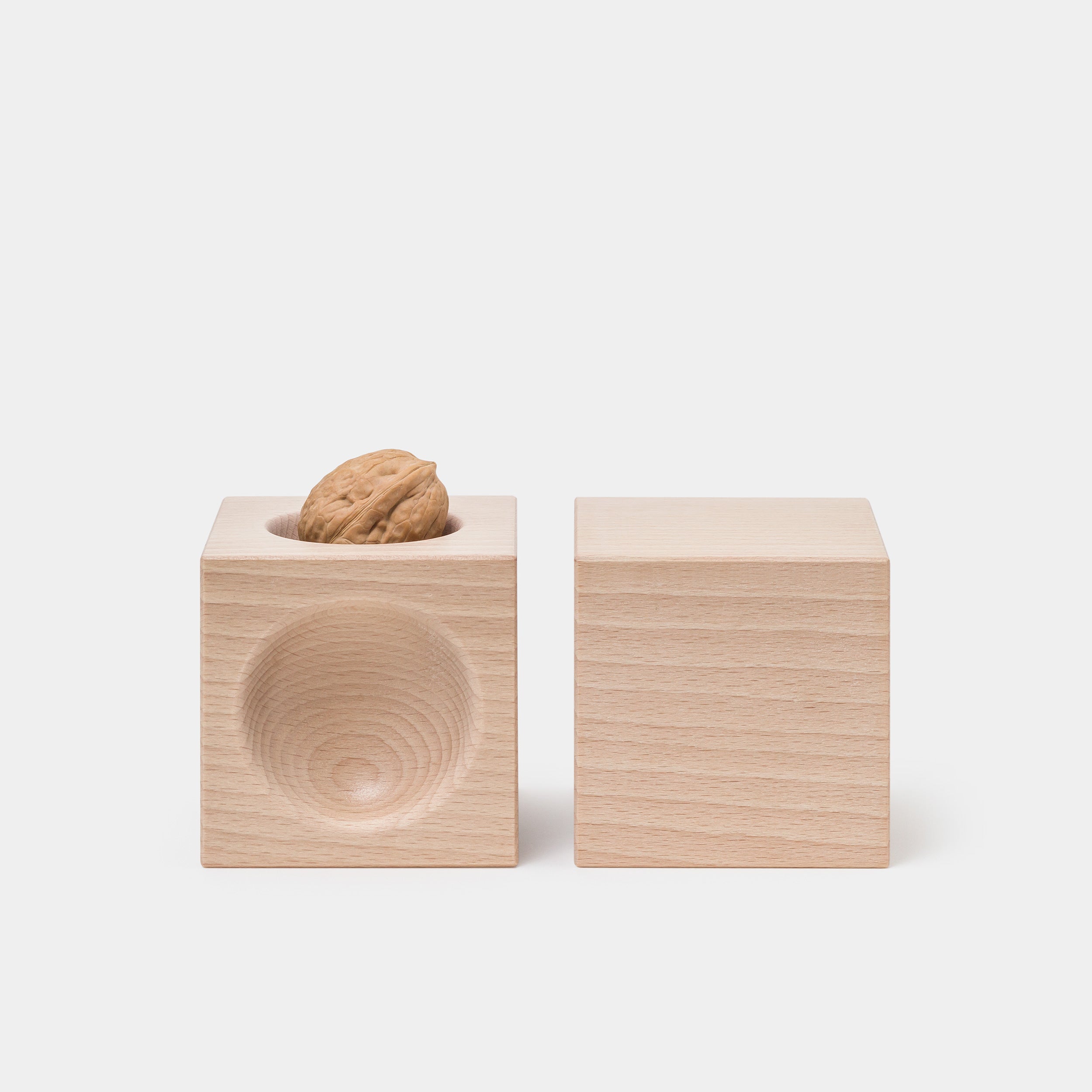 Nusskubus Nutcracker with walnut