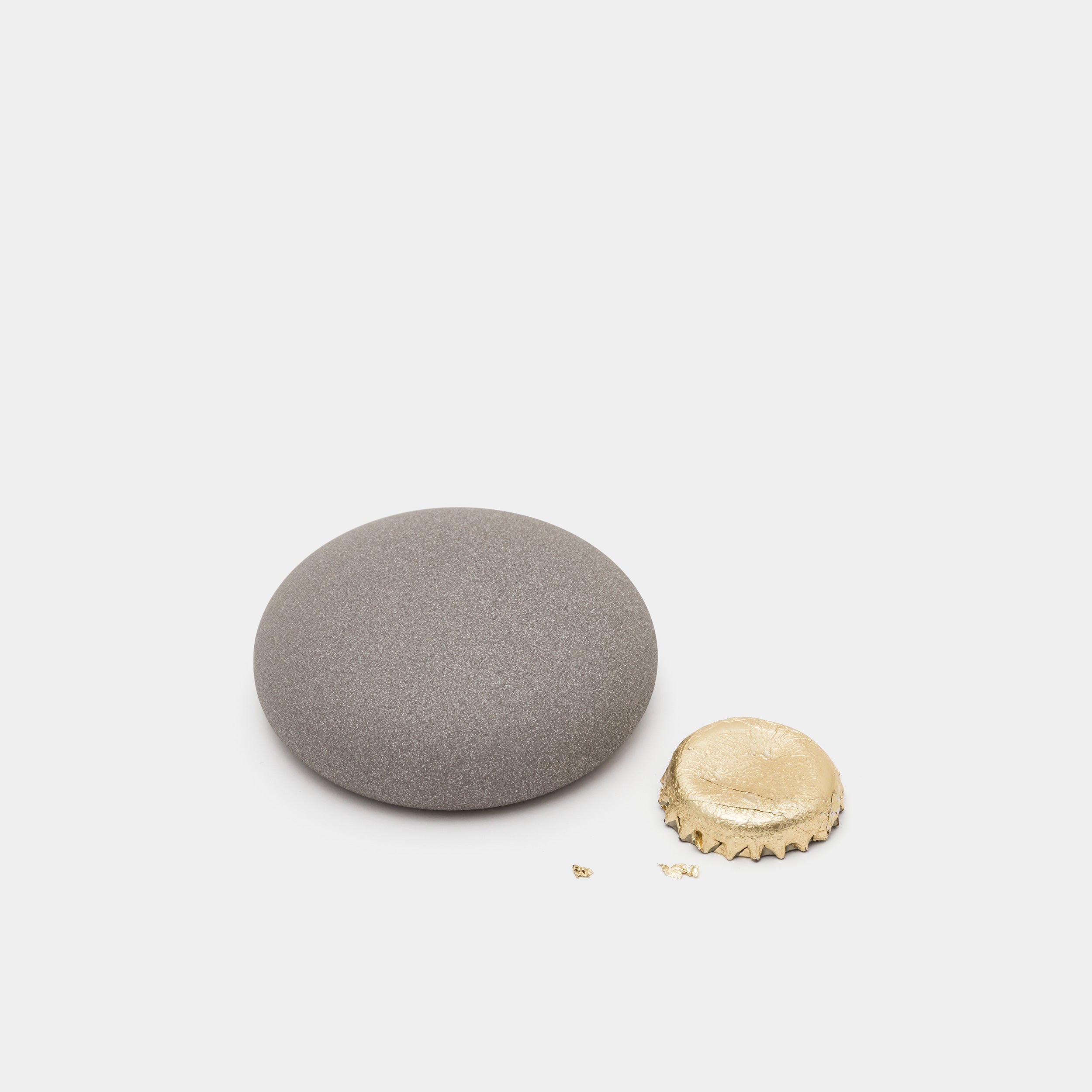 No.30 Ganbei Bottle Opener Gray angle with golden cap